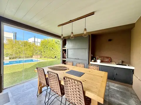 Casa en Alquiler con 2 cocheras