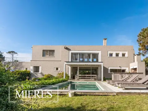CASA EN VENTA 5 DORM Y PISCINA - CLUB PRIVADO LAGUNA BLANCA