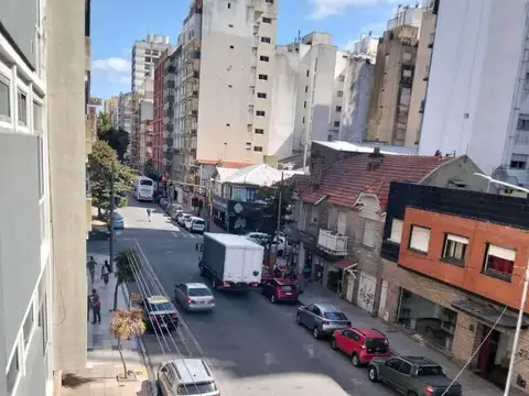 Almirante Brown 1500, Piso 2