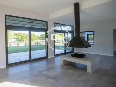 Casa 4 ambientes con 5 baños