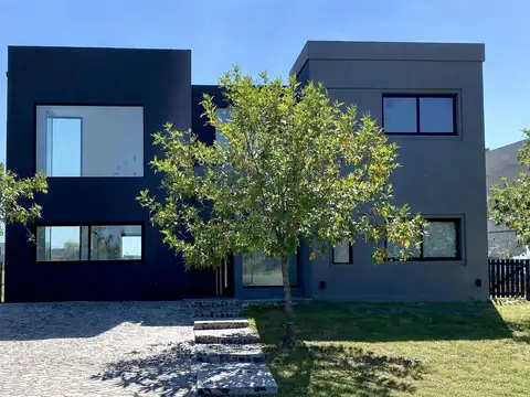 Casa a la laguna en Naudir en venta - Con Piscina - 6 ambientes