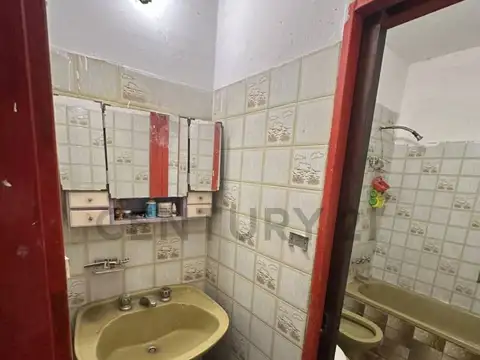 CASA EN VENTA 5 AMBIENTES AVELLANEDA / CON PATIO Y TERRAZA
