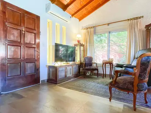 Ramon Castro al 2200 entre Caseros y Chacabuco