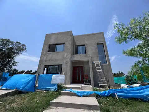 Alquiler anual de casa en dos plantas - SANTA SOFIA PILAR DEL ESTE