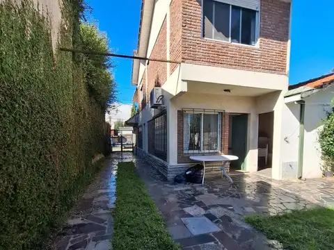 VENTA. CASA BERNAL. BARRIO PARQUE. JARDIN / GARAGE