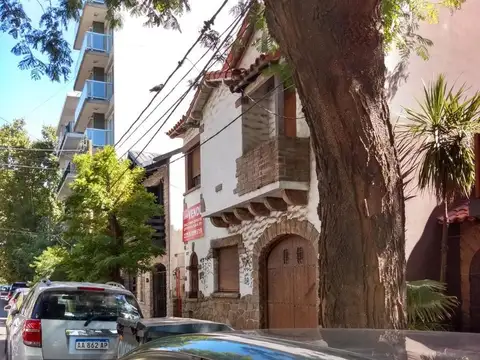 Gascón e/ La Rioja y Hipólito Yrigoyen