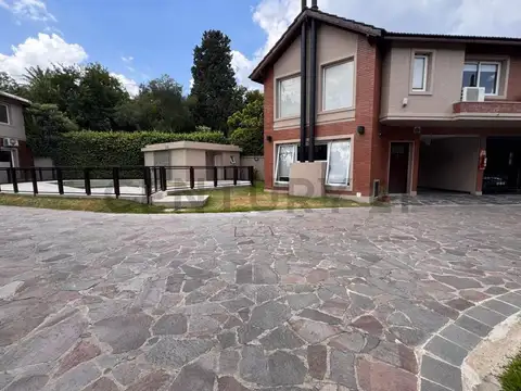Casa de 4 ambientes con patio, parrilla y cochera en complejo de categoria Adrogué