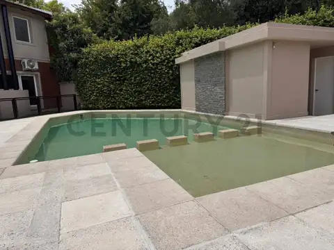Casa de 4 ambientes con patio, parrilla y cochera en complejo de categoria Adrogué