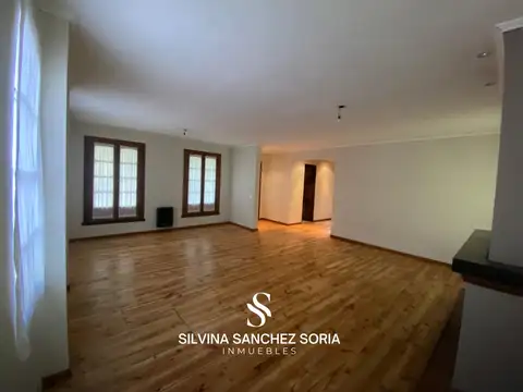 Casa en Alquiler con 2 cocheras