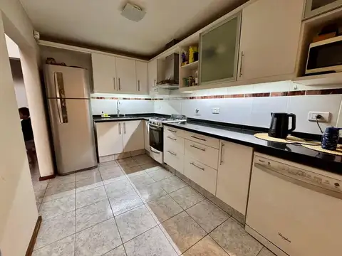 Casa 6 ambientes con 2 baños