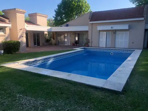 CASA C/DEP EN COUNTRY CLUB EL CARMEN - 1.044 M2 TOTALES SUITE JACUZZI ESPECTACULAR PARQUE ARBOLADO