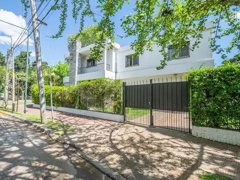 Casa en venta en San Isidro - 4 DORMITORIOS - JARDIN - PILETA – Barrio Las Carreras