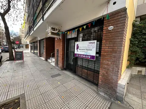 Muy buen local al frente sobre vía pública con vidriera; muy buena ubicación.