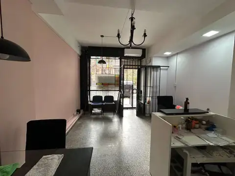 Muy buen local al frente sobre vía pública con vidrieda