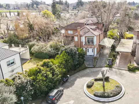 Casa 8 ambientes con 4 baños