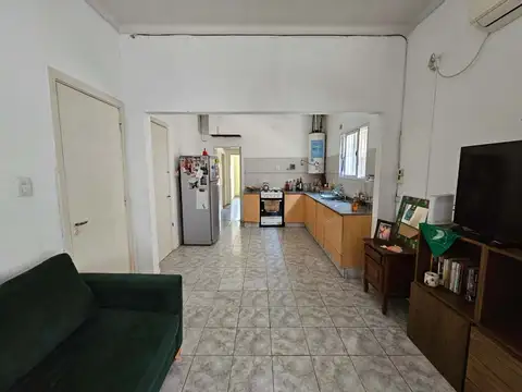 VENTA CASA 4 AMBIENTES PATIO COCHERA MORON CENTRO