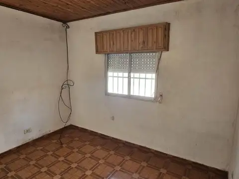 Casa de 2 Dormitorios con cochera! Patio con parrillero! Florencio Varela 144 entre Mitre y Per...