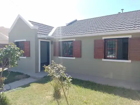 Alquilo casa de 3 dormitorios en Centenario.