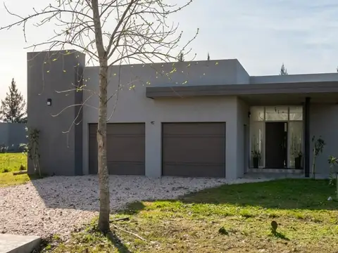 Casa 4 amb con cocheras y pileta Brandsen Ruta 2