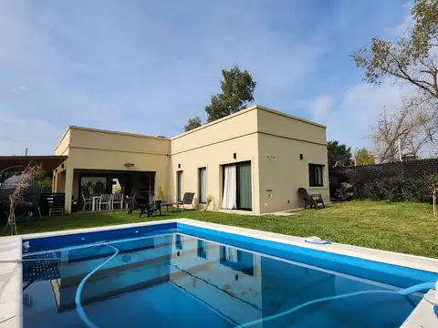 Casa en venta - con piscina - Barrio Santa Emilia, Pilar del Este