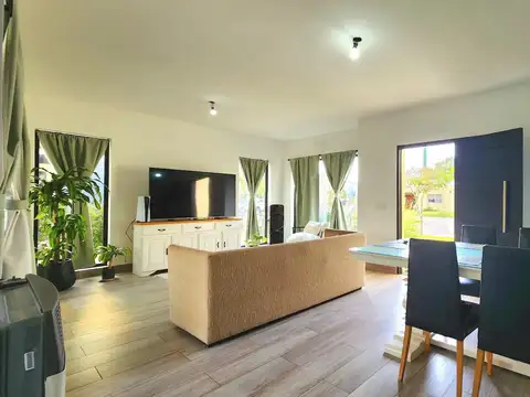 Casa en venta - con piscina - Barrio Santa Emilia, Pilar del Este