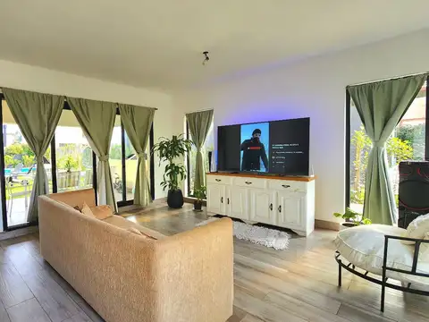 Casa 4 ambientes con 2 baños