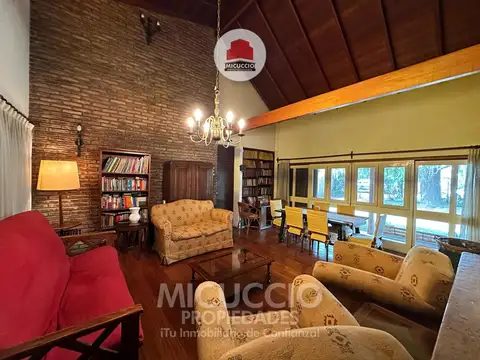 Casa 4 ambientes con 2 baños