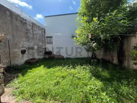 VENTA DE CASA A RECICLAR EN BANFIELD