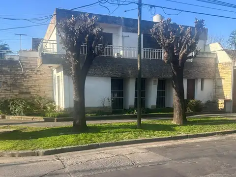 CASA 2 PLANTAS CASTELAR NORTE CALLE LARRALDE