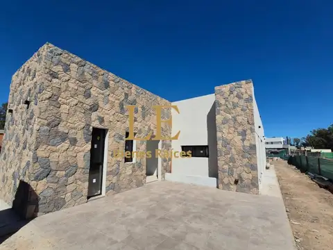 Venta Casa a estrenar en Barrio Santa Sofía. Pilar del Este
