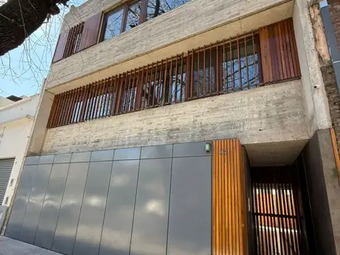 DEPARTAMENTO 3 AMBIENTES CON JARDIN Y COCHERA