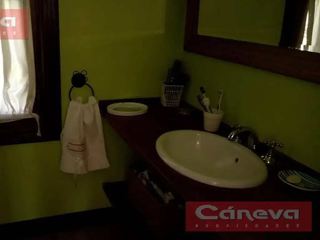 Casa - 320  m² Cubierta | 3 dormitorios | 15 años | 4 baños | 6 ambientes | 2 cocheras