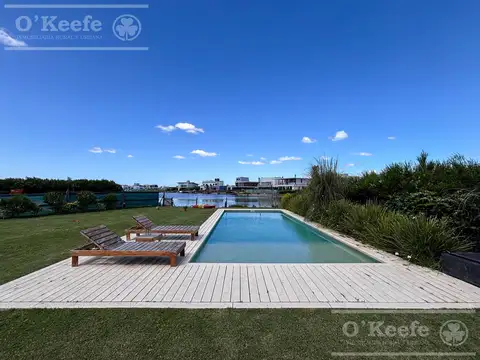 Casa En Venta con fondo a laguna en Barrio Villalobos