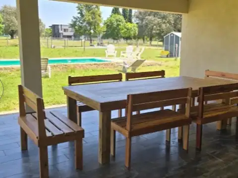 Casa en Alquiler con 3 cocheras