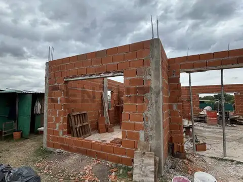 Casa 4 ambientes con 2 baños