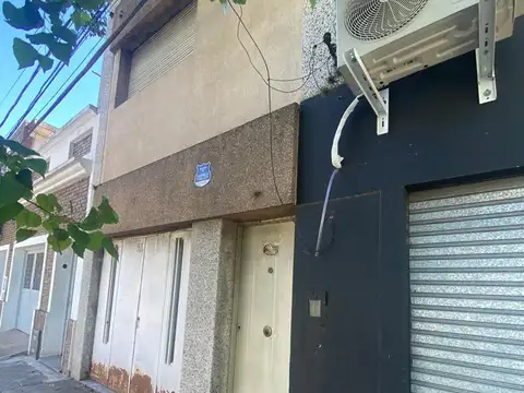 CASA EN VENTA PLANTA ALTA A RECICLAR 2 DORMITORIOS