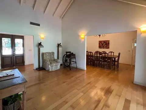 Casa en Alquiler con 1 cochera
