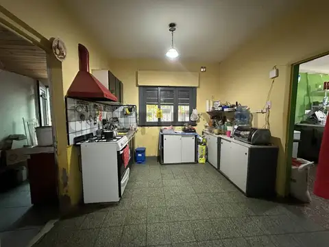 CASA EN VENTA DE 3 DORMITORIOS CON LOTE DE 600M2, 141 ENTRE 526 y 527, SAN CARLOS.