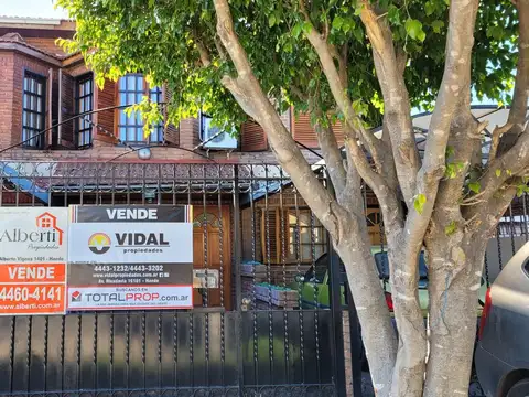 EXCELENTE TRIPLEX DE 4 AMB. Y MEDIO EN HAEDO SUR