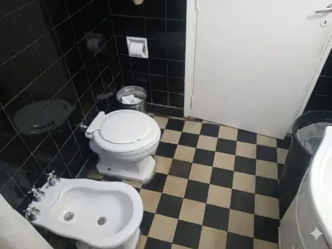 SE VENDE CASA 4 AMBIENTES-COCHERA-PATIO SECO-VERDE