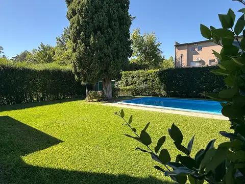 Islandia  al 2300. Fincas de Maschwitz, casa lote central con 3 dormitorios. APTO CREDITO