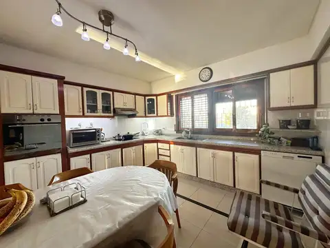 Casa 5 ambientes con 4 baños