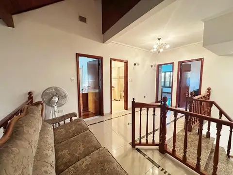 Casa en Venta con 3 cocheras