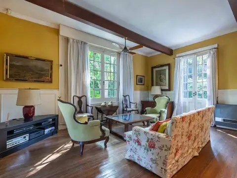 Casona de estilo inglés en venta, ubicada sobre la calle 423 bis esquina 9, en el Barrio San Jorge,