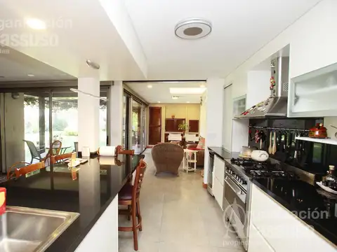 Casa 7 ambientes con 2 baños