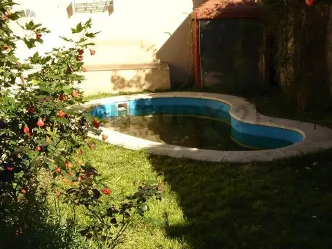 HERMOSO TRIPLEX CON JARDIN Y PILETA