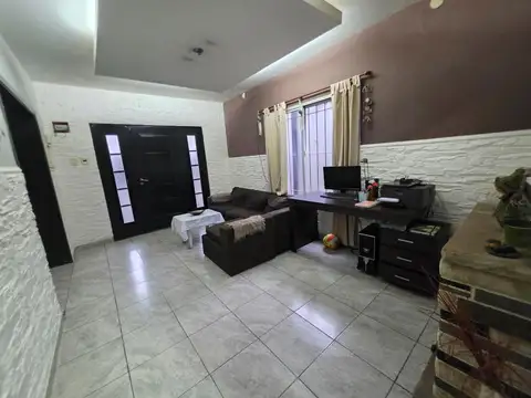 Amplia casa con 5 dorm, jardín, quincho - Chilavert
