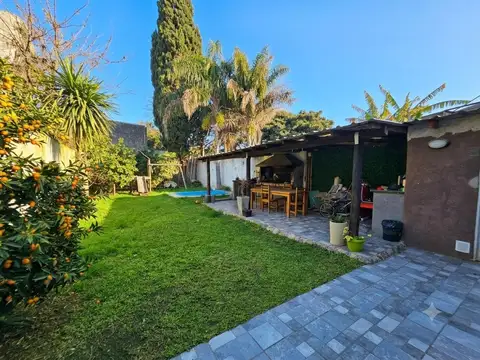 Amplia casa con 5 dorm, jardín, quincho - Chilavert