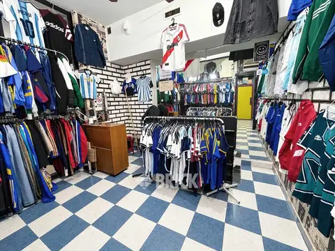 LOCAL EN GALERIA 5° AVENIDA EN TALCAHUANO Y AV. SANTA FE - TODO VIDRIERA GRAN SOTANO CON OFICINA