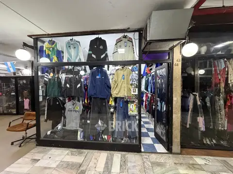 LOCAL EN GALERIA 5° AVENIDA EN TALCAHUANO Y AV. SANTA FE - TODO VIDRIERA GRAN SOTANO CON OFICINA